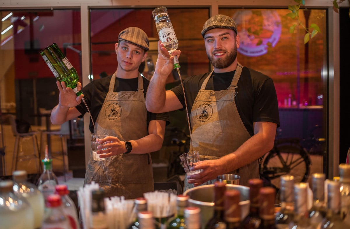 cocktailfiets-22-min Twee bartenders achter de bar van De Cocktailfiets die een cocktail aan het maken zijn